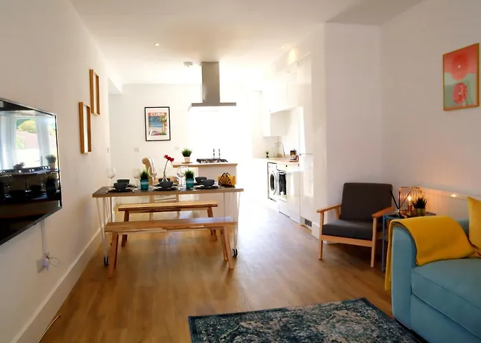 Modern New House - Great Location - Garden - Parking - Fast Wifi - Smart Tv - Stunning 2 Bedroom House Sleeps Up To 4! Only 5 Mins Drive To Sandbanks Beach