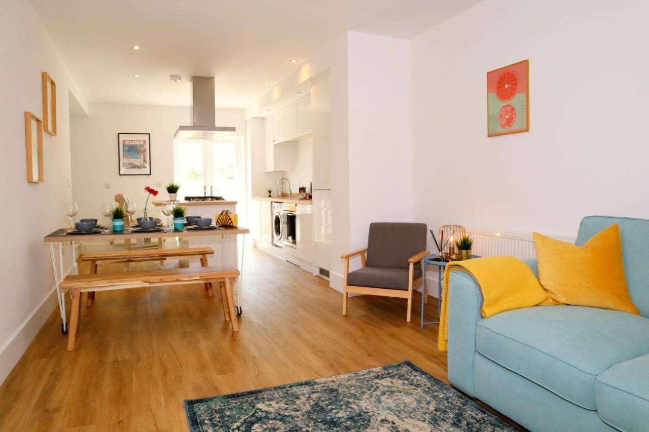 Modern New House - Great Location - Garden - Parking - Fast Wifi - Smart Tv - Stunning 2 Bedroom House Sleeps Up To 4! Only 5 Mins Drive To Sandbanks Vakantiehuis *