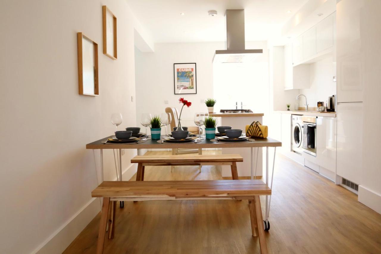 Modern New House - Great Location - Garden - Parking - Fast Wifi - Smart Tv - Stunning 2 Bedroom House Sleeps Up To 4! Only 5 Mins Drive To Sandbanks *