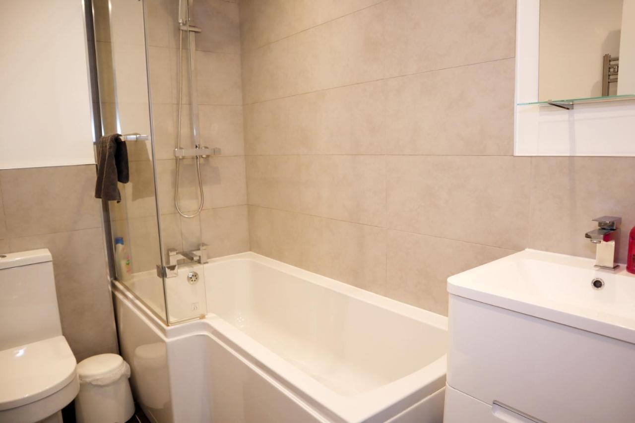 Vakantiehuis Modern New House - Great Location - Garden - Parking - Fast Wifi - Smart Tv - Stunning 2 Bedroom House Sleeps Up To 4! Only 5 Mins Drive To Sandbanks *