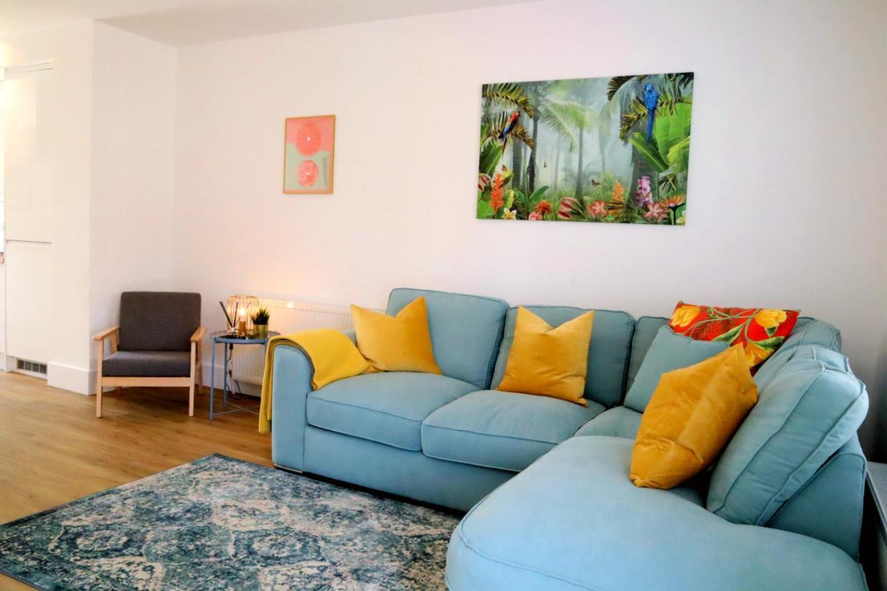 Modern New House - Great Location - Garden - Parking - Fast Wifi - Smart Tv - Stunning 2 Bedroom House Sleeps Up To 4! Only 5 Mins Drive To Sandbanks Vakantiehuis Poole