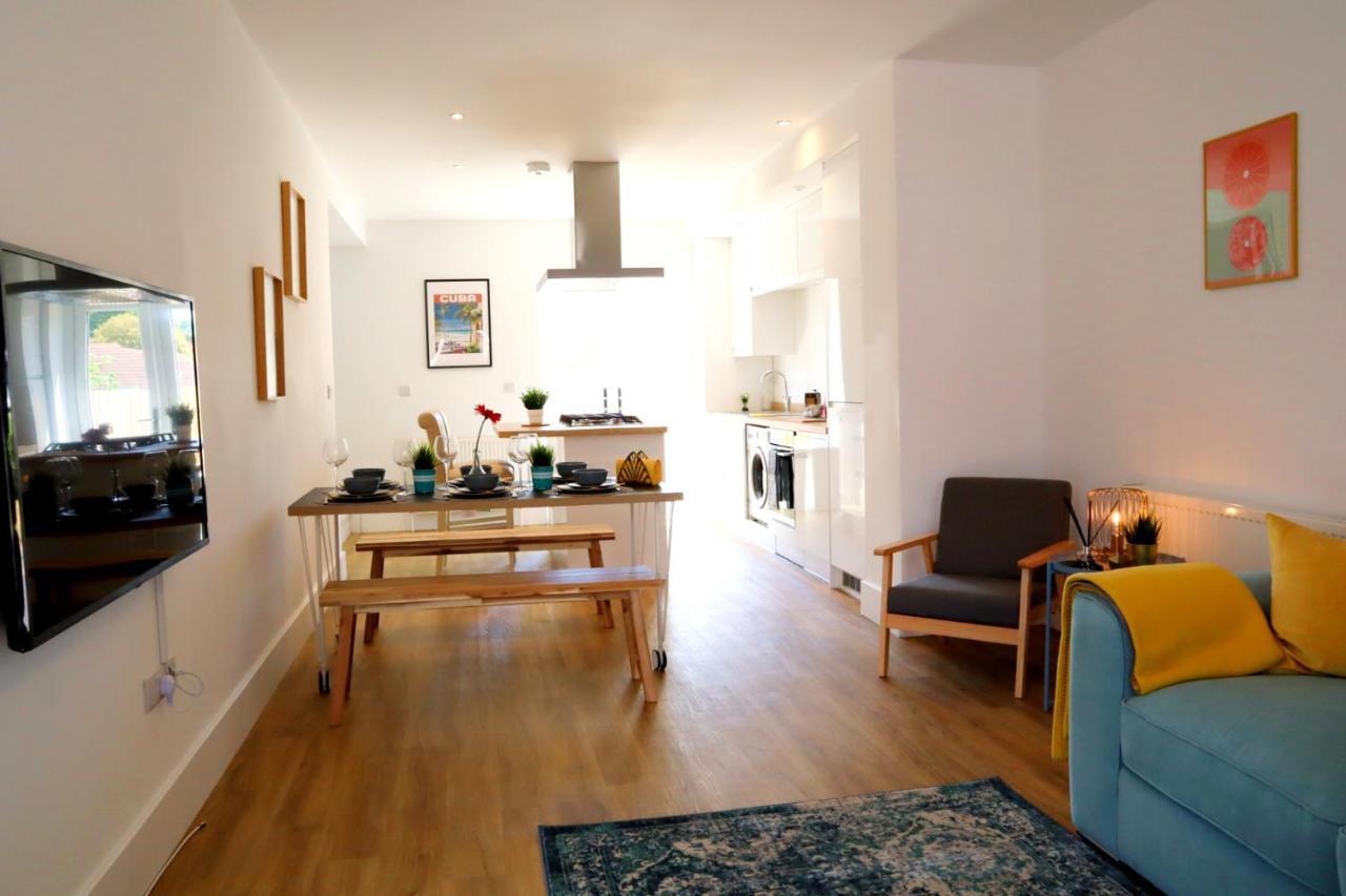 Modern New House - Great Location - Garden - Parking - Fast Wifi - Smart Tv - Stunning 2 Bedroom House Sleeps Up To 4! Only 5 Mins Drive To Sandbanks *