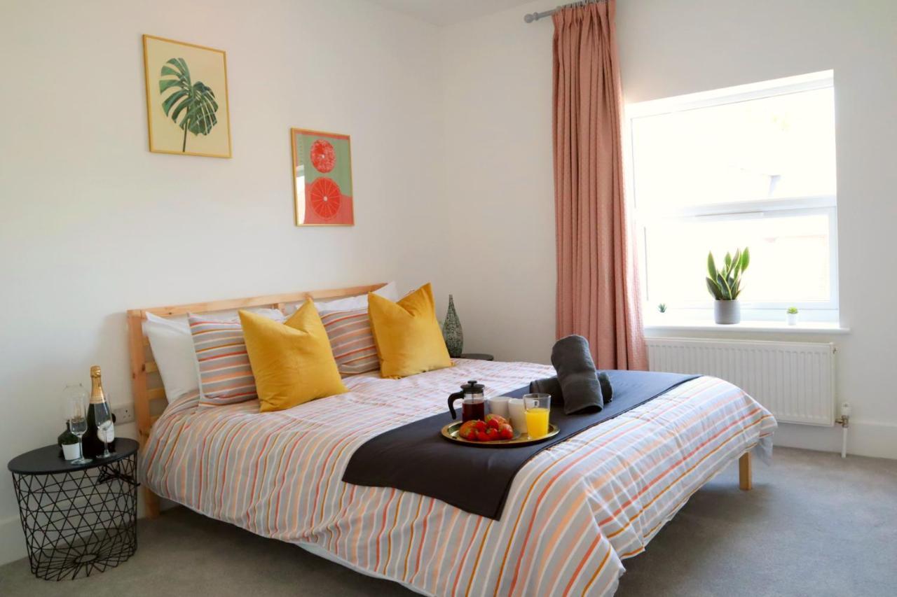 Vakantiehuis Modern New House - Great Location - Garden - Parking - Fast Wifi - Smart Tv - Stunning 2 Bedroom House Sleeps Up To 4! Only 5 Mins Drive To Sandbanks *