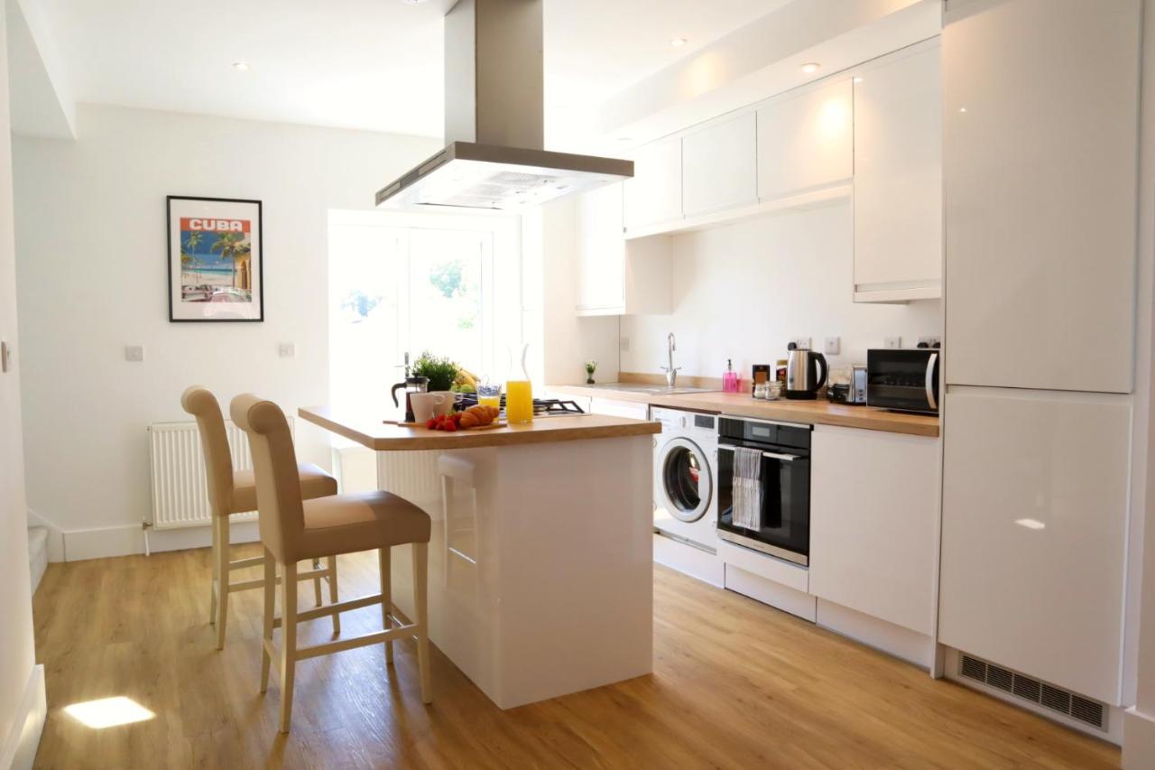 Vakantiehuis Modern New House - Great Location - Garden - Parking - Fast Wifi - Smart Tv - Stunning 2 Bedroom House Sleeps Up To 4! Only 5 Mins Drive To Sandbanks *