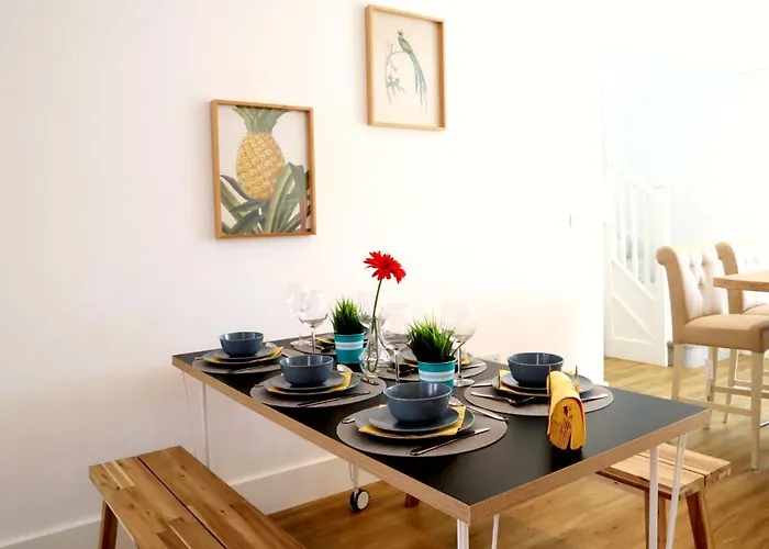Modern New House - Great Location - Garden - Parking - Fast Wifi - Smart Tv - Stunning 2 Bedroom House Sleeps Up To 4! Only 5 Mins Drive To Sandbanks Beach