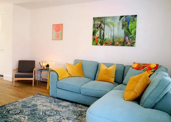 Modern New House - Great Location - Garden - Parking - Fast Wifi - Smart Tv - Stunning 2 Bedroom House Sleeps Up To 4! Only 5 Mins Drive To Sandbanks Beach