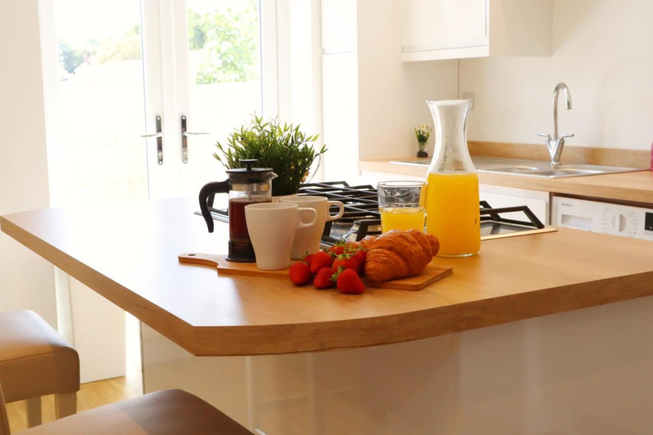 Sandbanks Garden House: Modern 2-bedroom Retreat With Smart Amenities Holiday home *