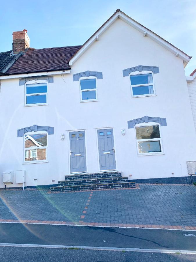Holiday home Sandbanks Garden House: Modern 2-bedroom Retreat With Smart Amenities Poole